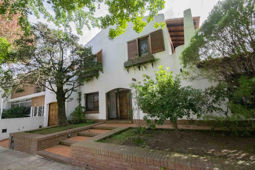 Casa De 5 Ambientes Escritorio, Playroom Y Dependencia De Servicio En Venta, En La Lucila.