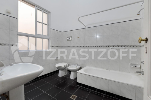 Departamento Francés En Venta En Recoleta. 4 Ambientes