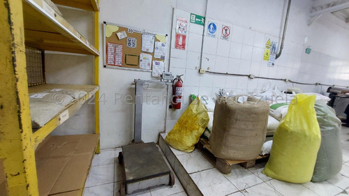 LG Vendo Edificio Industrial Con Local Comercial En Prado De María, 1920 Mtrs. Punto Comercial De Mas De 30 Años