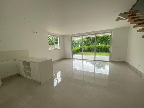 Casa En Venta En Costa Bávaro, Bávaro, 142m2, 3 Hab. 2 Parqueos , Acceso Privado A La Playa,, Excelente Ubicacion, Todas Las Comodidades Cerca: Centros Comerciales, Restaurante, Seguridad, Invierte