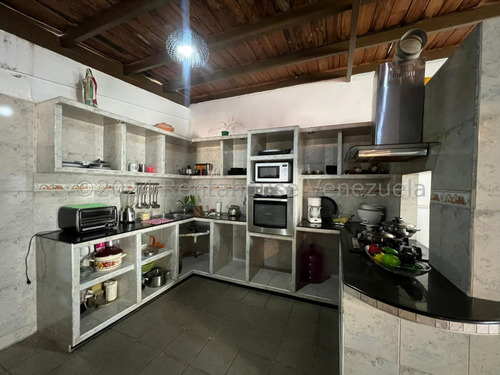 Raiza Suárez Vende Hermosa Casa Ubicada En La Parroquia El Cuji 2 4 1 9 8 7 5 Posee 4 Haitaciones, 2 Baños, 2 Puestos De Estacionamiento, Tanque Subterráneo De 2 Mil Litros, Seguridad Las 24 Hor