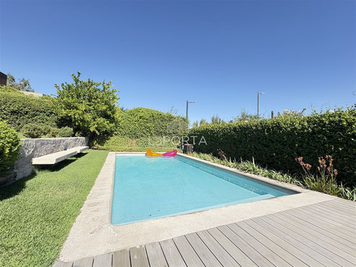 Piscina Temperada / Condominio Cerrado / Paneles Solares