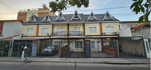 Dueño Vende Espectacular Triplex 4 Ambientes + Cochera + Patio Y Terraza En Ramos Mejia, Totalmente Refaccionado A Nuevo A 1 Cuadra De Avda. De Mayo Y A 10 De La Estacion En Excelente Estado.