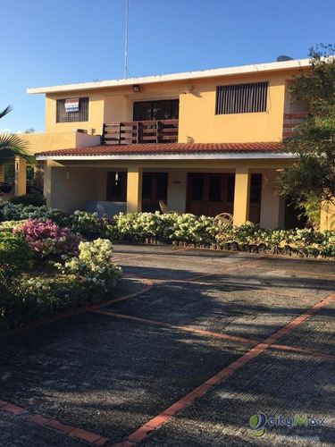 Casa Vacacional En Venta Con Piscina En Guayacanes, San Pedro De Macorís.