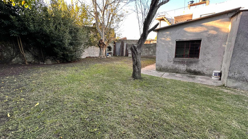 Toda Una Planta Con Entrada Lateral Para Varios Autos! Prox Importantes Avenidas!