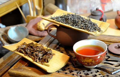 Té Negro Y Verde En Hoja Con Carrusel Musical Akbar - Lireke