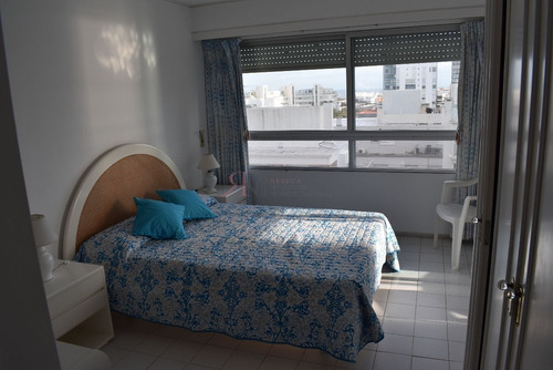 Cerca De La Zona Del Puerto Con Amplio Living Comedor- Ref: 5707
