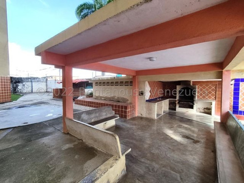 Imagen 12 de 30 de Apartamento En Venta En El Centro De Cabudare Cuenta Con 3 Habitaciones, 2 Modernos Baños, Iluminados Espacios De Sala Y Comedor, Cocina Iluminada Y Área De Lavandería Gabriela C.
