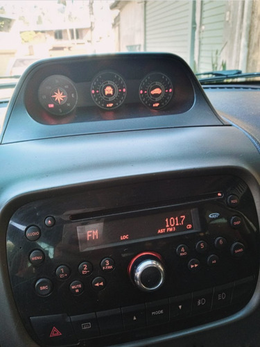Imagem 10 de 11 de Fiat Idea 2014 1.8 16v Adventure Flex 5p