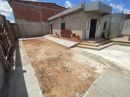 Casa Com 3 Quartos E 2 Banheiros - 100 M2 + 240m2 De Terreno