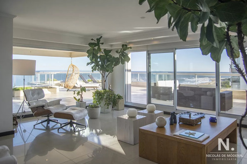 Apartamento De 3 Dormitorios En Torre Lobos Frente Al Mar, Playa Brava