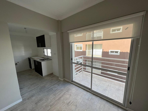 Departamento De Tres Ambientes En Venta En Sarandi