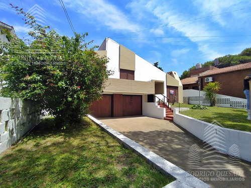 Casa Mas Departamento De Dos Ambientes En Un Hermoso Barrio Residencial De Mar De Ajo!!