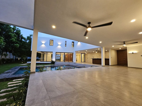 Residencia De Lujo En Venta Ubicada En La Privada Bosques De Altabrisa, Merida.