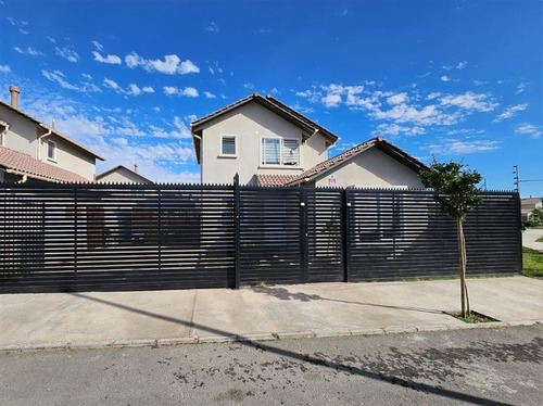 Casa En Venta De 3 Dorm. En Maipú