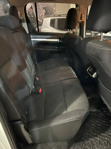 Imagen 11 de 21 de Toyota Hilux 2.8 Cd Srv 177cv 4x4 At 2017