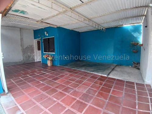 Renta House Vip Group Casas En Venta En Cabudare Lara En Las Acacias Ofrece Amplio Espacio Para El Descanso Y La Privacidad, Mientras Que La Cocina Espaciosa Se Puede Remodelar A Su Gusto.