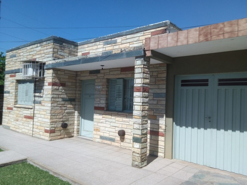 Imagen 10 de 12 de Casa De 3 Amb + Depto 2 Amb C/ Fondo Libre. Lote 10x30 Mts