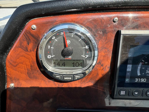 Lancha Triton 370ht, Zerada E Completa Na Represa