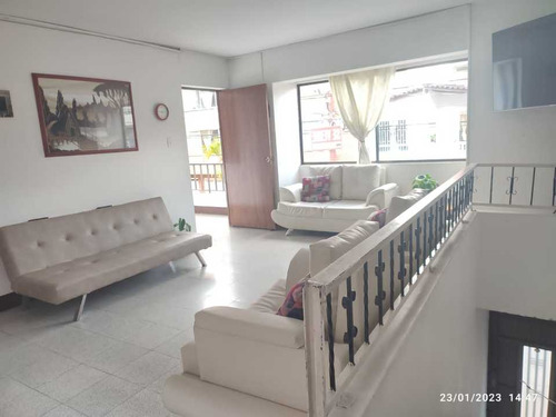 Casa En Venta En Envigado Sector La Magnolia.