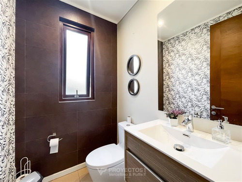Casa En Venta De 5 Dorm. En Colina