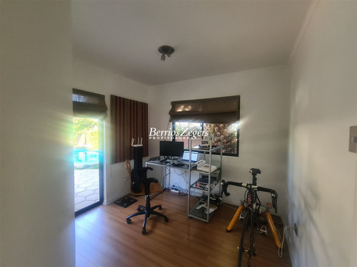 Casa En Venta De 5 Dorm. 3 Baños Mas Servicios En Las Condes