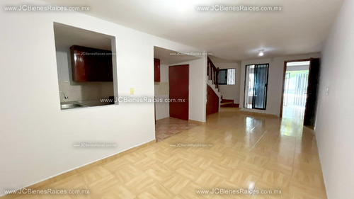 Casa En Venta Dos Niveles Col. Valente Díaz A 5 Minutos Del Aeropuerto.