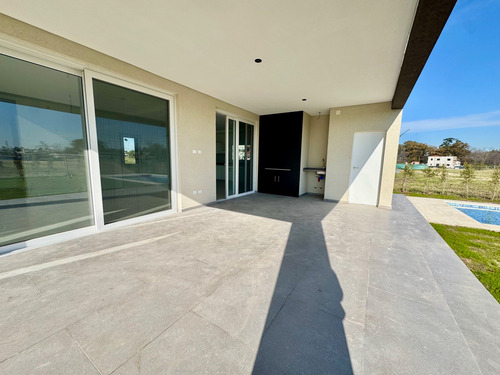 Venta De Casa A Estrenar En Barrio Cerrado Village Joven