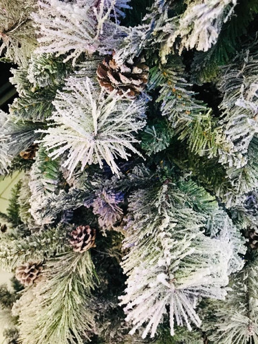 Árvore De Natal Nevada Luxo 2,40 Metros 1520 Galhos
