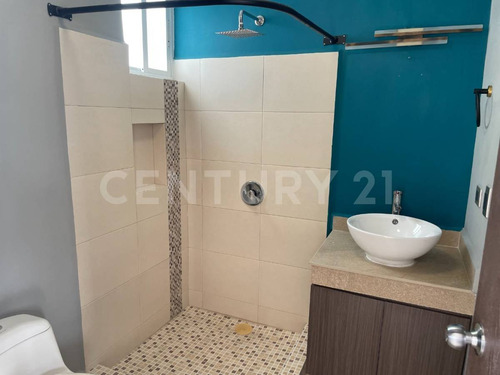 Casa En Renta De 3 Niveles En Esquina, Valle La Rioja, Apodaca, Nuevo León