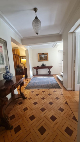 Venta De Hermosa Casa En Sector Residencial. Providencia.