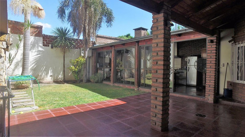 Imagen 20 de 30 de Venta · Casa · 4 Dormitorios · Patio · Quincho Completo · Terraza · Remodelada · Alberdi