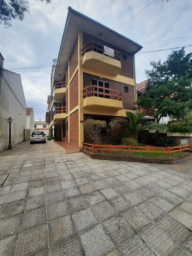 Imagen 2 de 20 de Amplio Departamento En Dos Ambientes Y Medio Ubicado En Planta Baja Con Cochera
