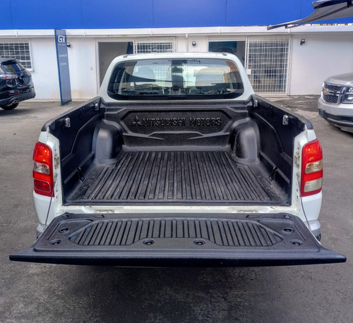 Mitsubishi L200 2.4 Cabina Doble 4x2 Mt