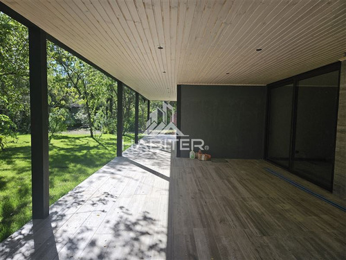 Casa En Venta De 5 Dorm. En Colbún