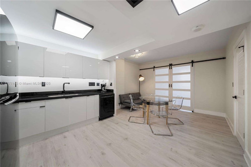 Alquiler Departamento Miami Beach 2 Amb/ Playa Y Cochera Roney Palace / 1 Hotel Complejo 5 Estrellas. 3 Piscinas, Jacuzzi, Acceso Directo A La Playa 5 Cuadras De Lincoln Road. 2301 Collins Ave.