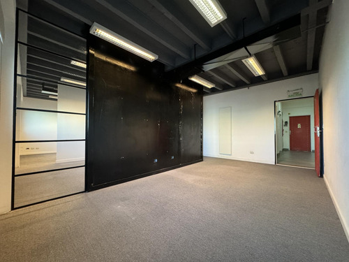 Alquiler: Oficina 3 Ambientes Con Cochera - Edificio Corporativo - Super Luminosa