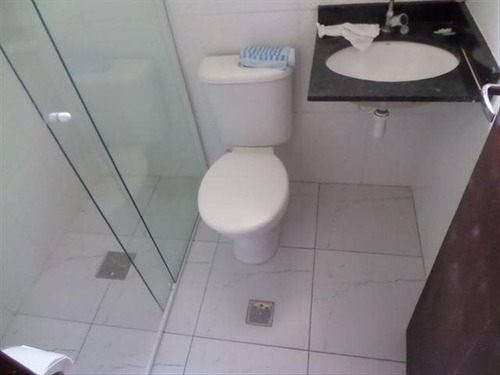 Imagem 12 de 30 de Sobrado Semi Novo Em São Vicente Com 02 Dormitorios E Quintal Em Condominio Bem Localizado - Hm2047