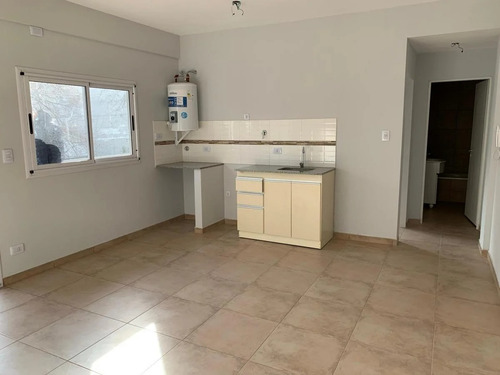 Imagen 2 de 8 de Departamento 2 Ambientes Con Balcon Al Frente En Portela 95 Lomas De Zamora