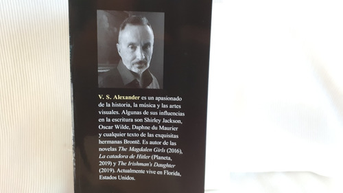 Imagen 3 de 6 de La Catadora De Hitler V S Alexander Planeta