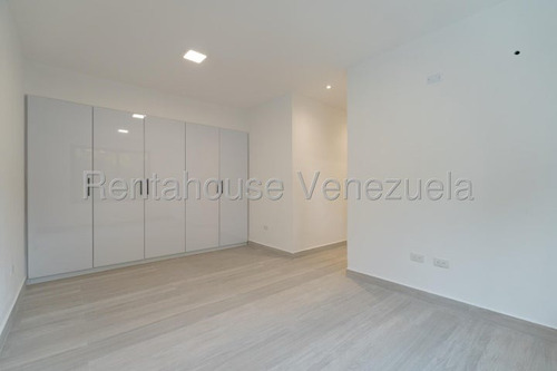 Hermosa Casa Totalmente Remodelada En Venta Ubicada En El Cafetal 25-17659