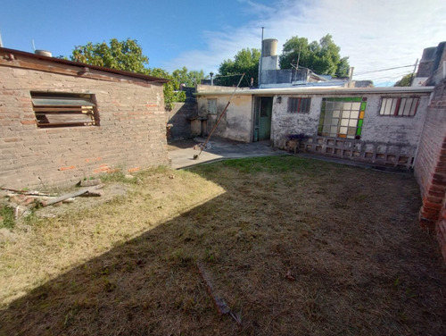 Casa Al Frente Con Cochera Y Patio En Barrio Sargento Cabral, Santa Fe
