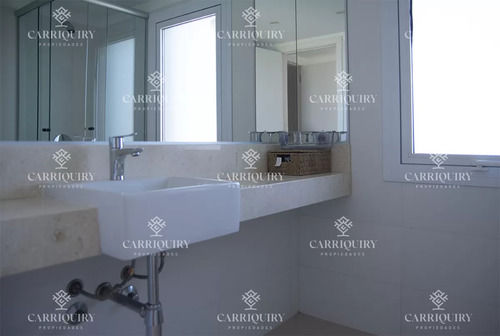 Se Vende Apartamento De 3 Dormitorios En Edificio Horizonte, Playa Mansa, Punta Del Este