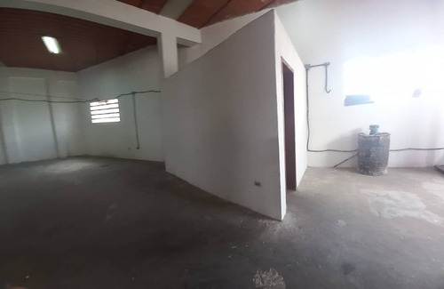 Local En Alquiler El Junquito Km 8 Suroeste,411m², Urb. Cerrada, Np