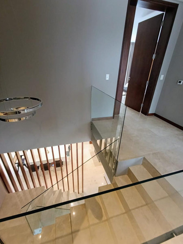 Casa En Venta. Totalmente Amoblada. Saint Thomas Oeste.