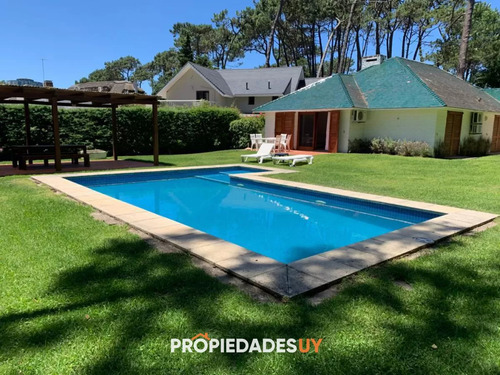 Alquiler Temporario De Casa De Tres Dormitorios Con Piscina En Barrio Lugano A Pasos De Punta Shopping, Punta Del Este