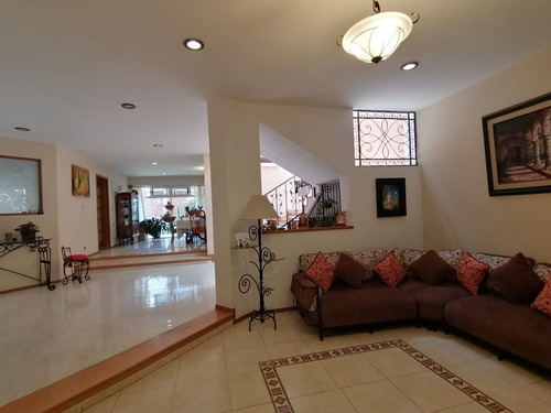 En Venta Casasa En Carretas, Gran Ubicación, 4 Recamaras, 5.5 Baños, Cto De Serv