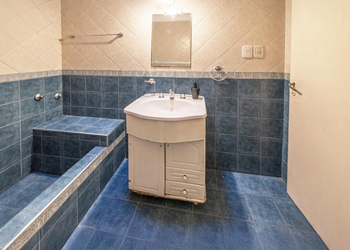 Venta 2 Locales, Casa En Planta Baja Y Departamento En Moron