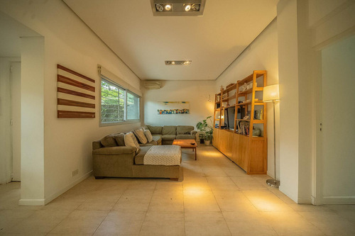 En Venta V. Lopez Divina Casa De 3 Dorm Estudio/play Jardin