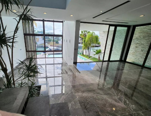 Villa Nueva Con Piscina En Venta. Lujo Y Mar A Tus Pies